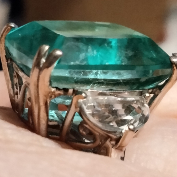 Beautiful Cushion Cut Emeraldine Triplet Quartz with White Topaz Half Moons - Picture 2 of 3